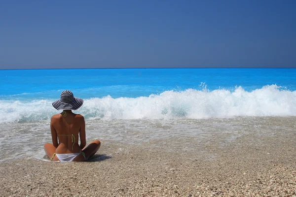 Mujer bonita disfrutando del mar —  Fotos de Stock