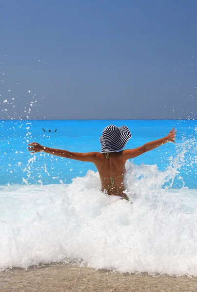 Hezká žena užívat moře — Stock fotografie
