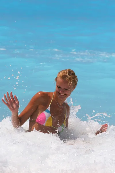 Mujer bonita disfrutando del mar — Foto de Stock