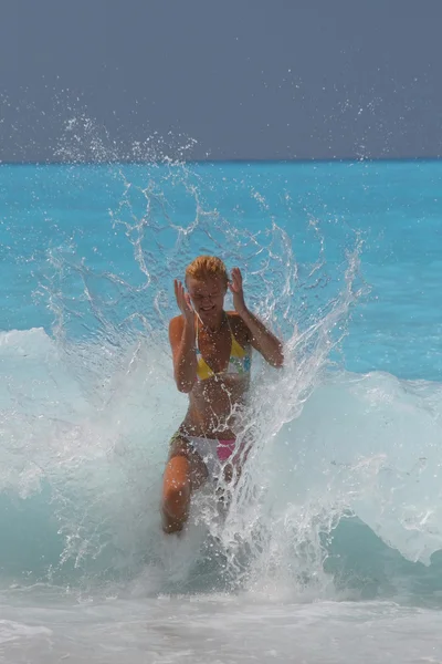 Vacker kvinna njuter av havet — Stockfoto