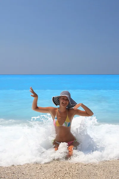 Mulher bonita desfrutando do mar — Fotografia de Stock
