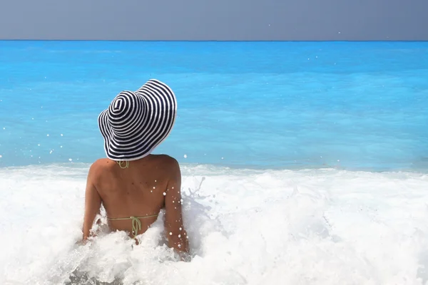 Pretty woman enjoying the sea — Stock Photo, Image