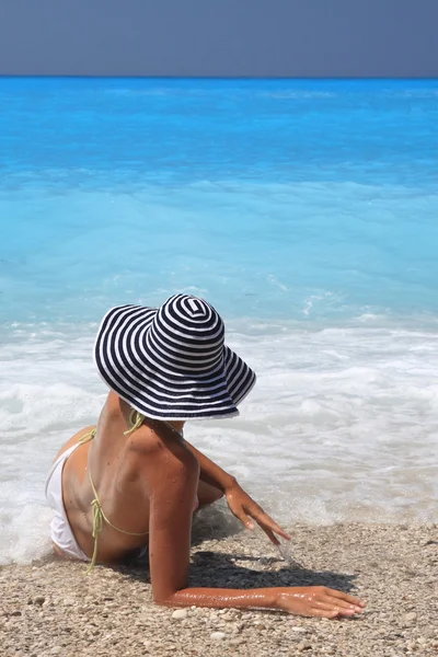 海を楽しんでいるきれいな女性 — ストック写真
