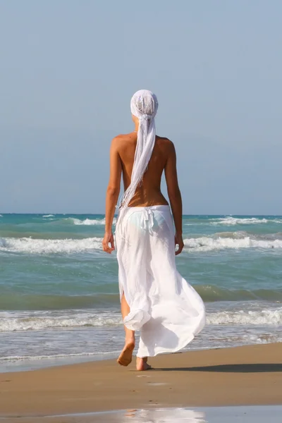 Όμορφη γυναίκα απολαμβάνοντας τη θάλασσα — Φωτογραφία Αρχείου