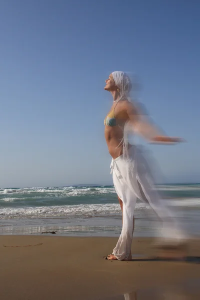 Jolie femme blonde profitant de la mer — Photo