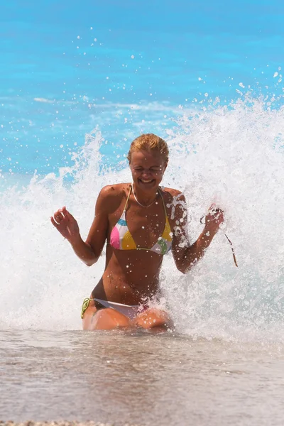 Mooie blonde vrouw genieten van de zee — Stockfoto