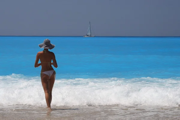Гарненька білявка жінка насолоджується морем — стокове фото