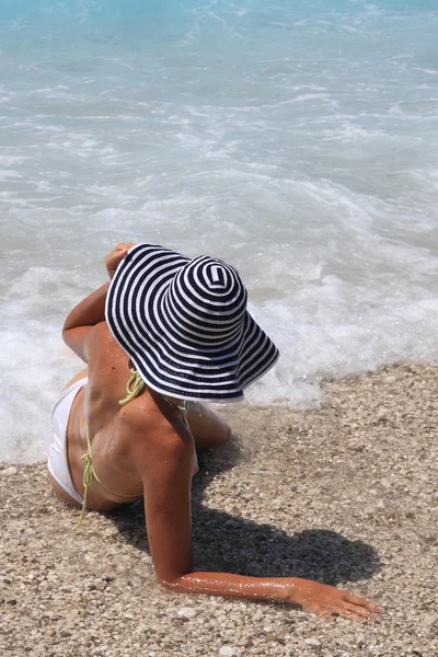 Bella donna bionda godendo il mare — Foto Stock