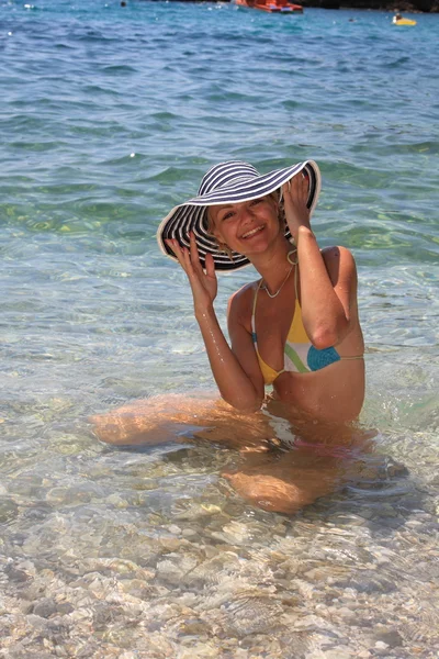 Красива жінка насолоджується морем — стокове фото