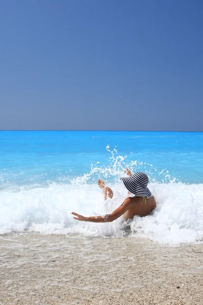 Söt blond kvinna njuter av havet — Stockfoto