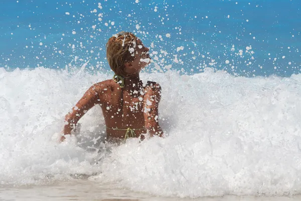 Ładny blond kobieta korzystających z morza — Zdjęcie stockowe