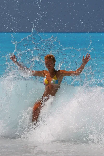 Mulher loira bonita desfrutando do mar — Fotografia de Stock