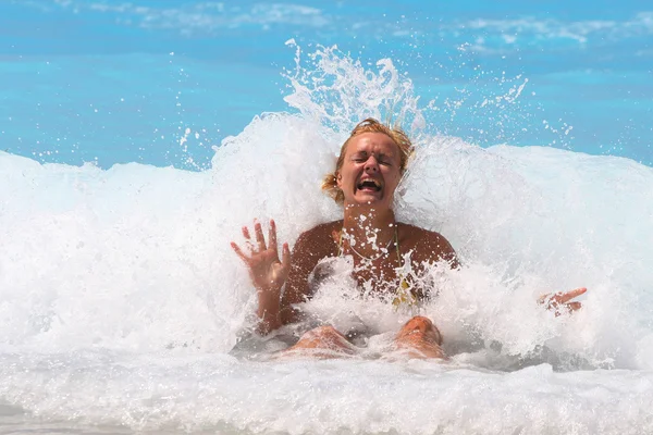 Красива блондинка насолоджується морем — стокове фото