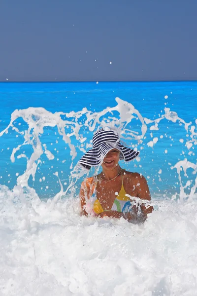 Mulher loira bonita desfrutando do mar — Fotografia de Stock