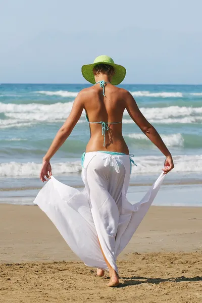 Plajdaki kadın. — Stok fotoğraf
