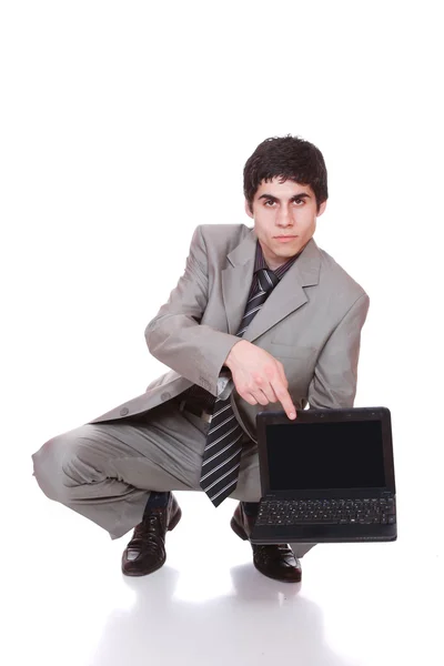 Ο άνθρωπος των επιχειρήσεων εμφανίζει ένα φορητό υπολογιστή — Φωτογραφία Αρχείου