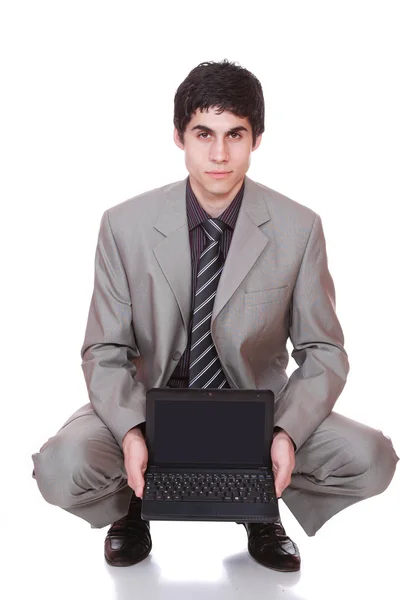 Hombre de negocios mostrando una computadora portátil — Foto de Stock