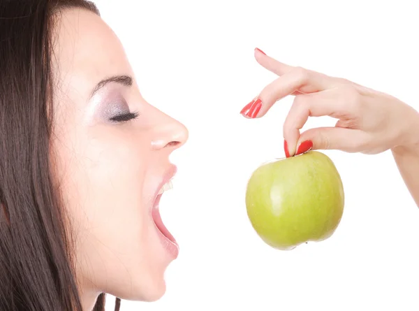 Une jolie jeune femme tenant une pomme — Photo