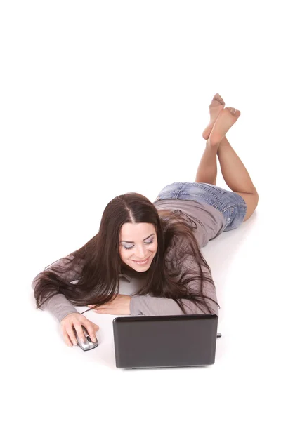 Casual γυναίκα με ένα φορητό υπολογιστή, που εργάζεται στο πάτωμα — Φωτογραφία Αρχείου