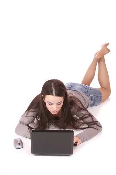 Mujer casual con un ordenador portátil, trabajando en el suelo — Foto de Stock