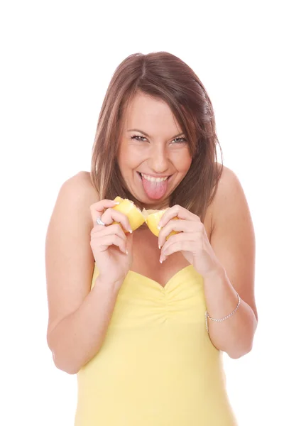 레몬을 먹는 행복 한 모델 — 스톡 사진