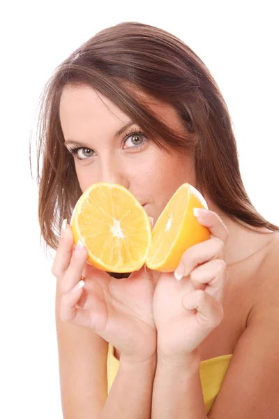 Glückliches Model isst eine Orange — Stockfoto