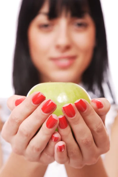 Una hermosa joven sosteniendo una manzana —  Fotos de Stock
