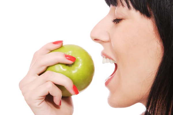 Eine hübsche junge Frau hält einen Apfel — Stockfoto