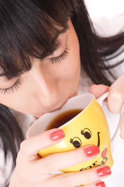 Mulher de negócios bonita segurando xícara de café . — Fotografia de Stock