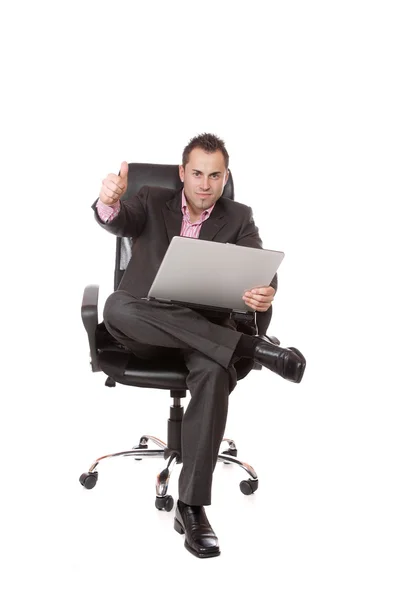 Расслабленный молодой бизнесмен, сидящий на стуле . — стоковое фото