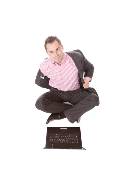 Jovem com laptop se senta no chão . — Fotografia de Stock