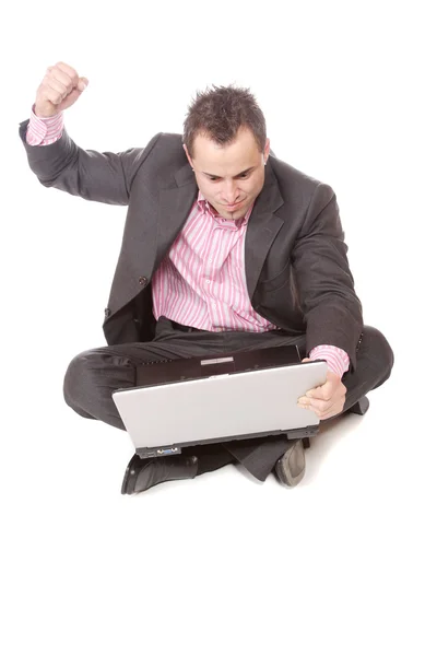 Laptop fiatal ember ül a padló. — Stock Fotó