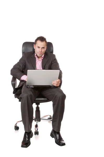 Entspannter junger Geschäftsmann sitzt auf einem Stuhl. — Stockfoto