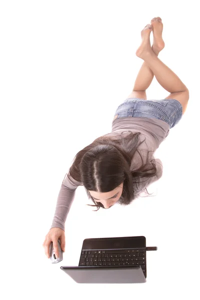 Случайная женщина с ноутбуком, работает на полу — стоковое фото