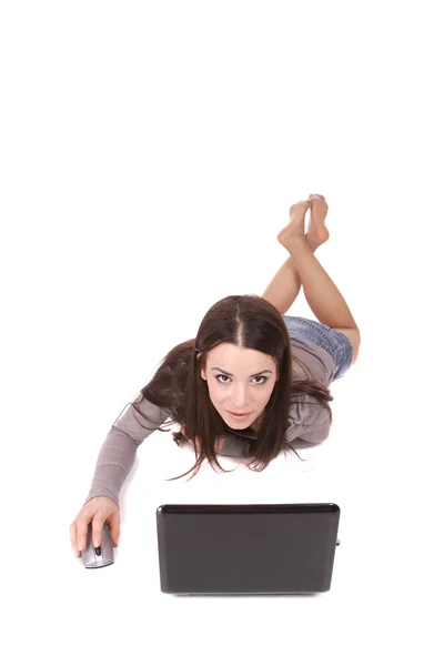 Mujer casual con un ordenador portátil, trabajando en el suelo —  Fotos de Stock