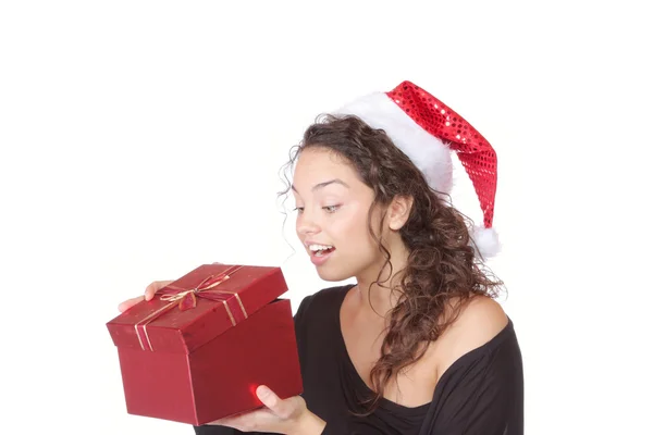Flicka håller julklapp — Stockfoto