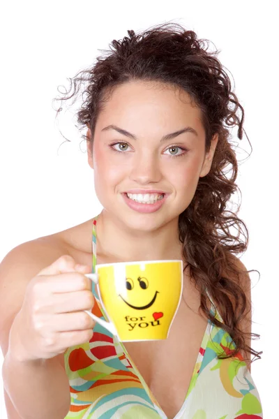 Jeune femme avec une tasse — Photo