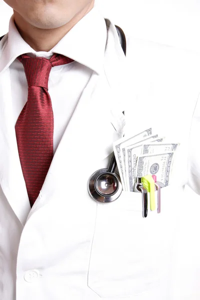 Доктор со стетоскопом и деньгами — стоковое фото