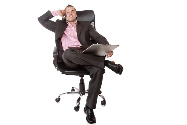 Spokojny młody biznesmen, siedzi na krześle. — Zdjęcie stockowe