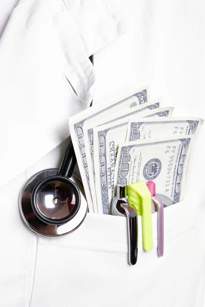 Médico com notas de 100 dólares — Fotografia de Stock