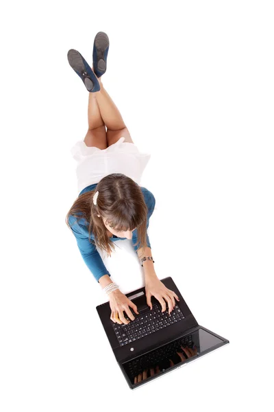 Mujer casual con un ordenador portátil, trabajando en el suelo —  Fotos de Stock