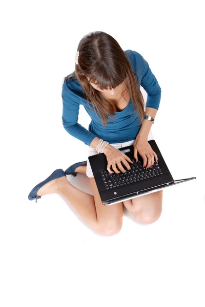Casual vrouw met een laptop, die werkt op de verdieping — Stockfoto