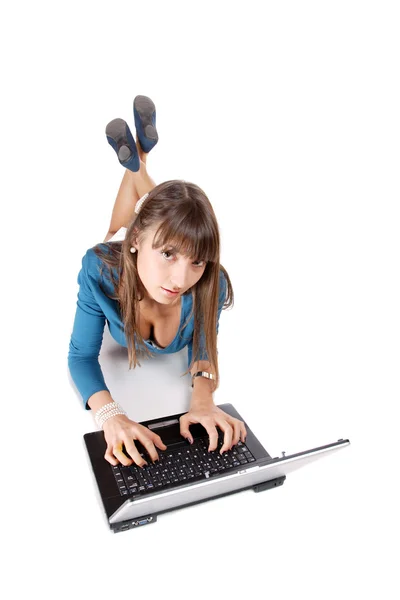 Alkalmi nő a laptoppal dolgozik az emeleten — Stock Fotó