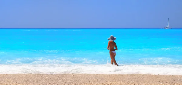 Yanık tenli kadın denizde bikinili — Stok fotoğraf