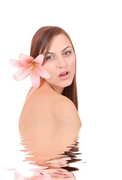 Mooie vrouw met bloem geïsoleerd op wit — Stockfoto