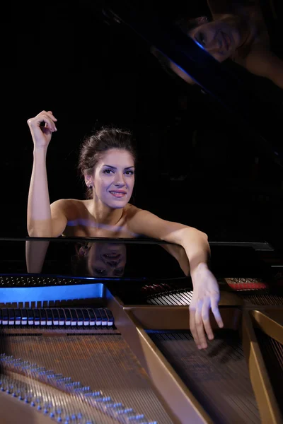 Mujer tocando el piano —  Fotos de Stock