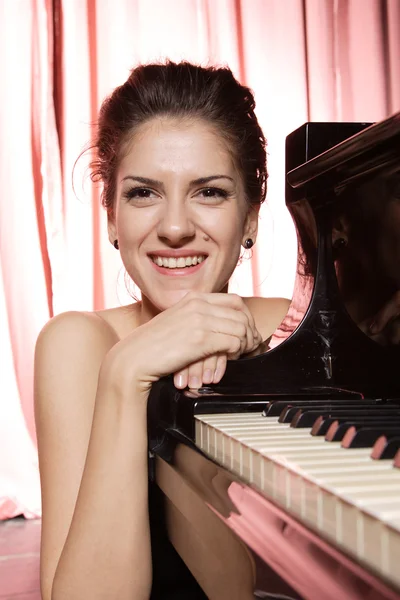 Žena hrající klavír — Stock fotografie