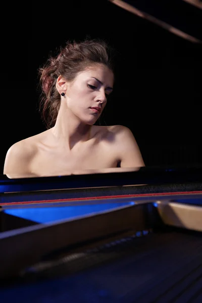 ピアノを弾く女 — ストック写真