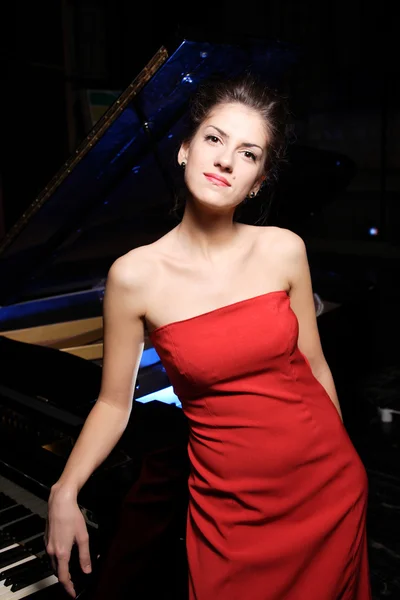 Žena hrající klavír — Stock fotografie