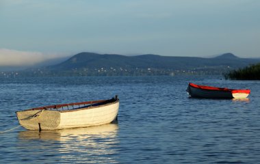 balaton Gölü üzerinde iki tekne